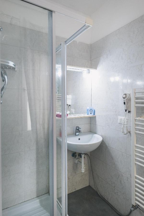 Bulldog Station Apartments With Private Wc, Ac, Tv Mestre Bagian luar foto
