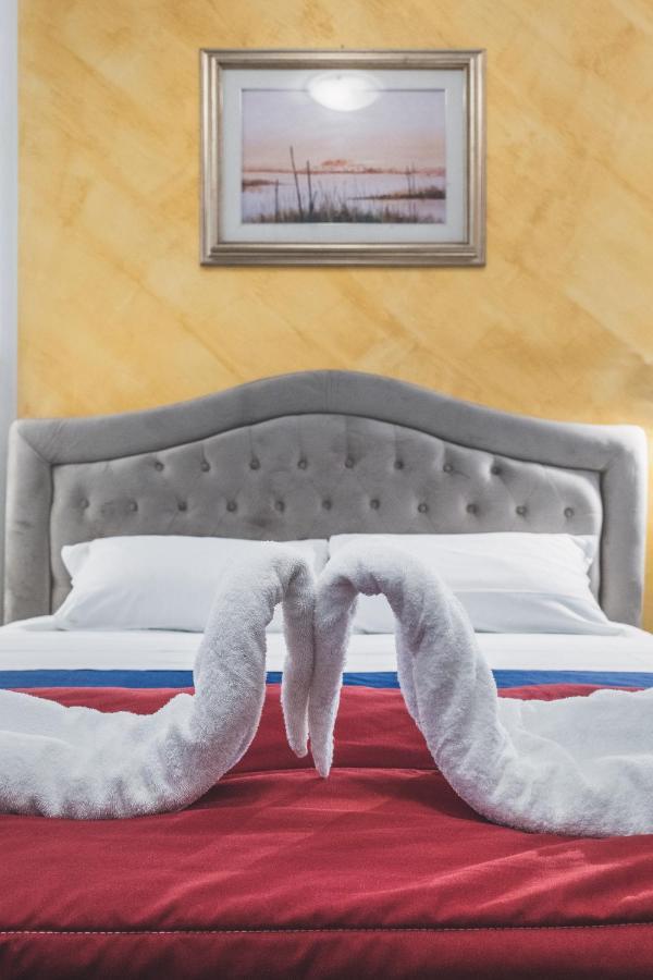 Bulldog Station Apartments With Private Wc, Ac, Tv Mestre Bagian luar foto