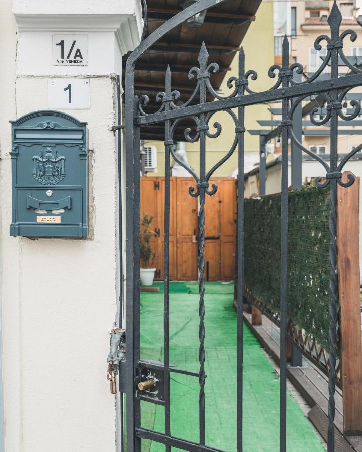 Bulldog Station Apartments With Private Wc, Ac, Tv Mestre Bagian luar foto
