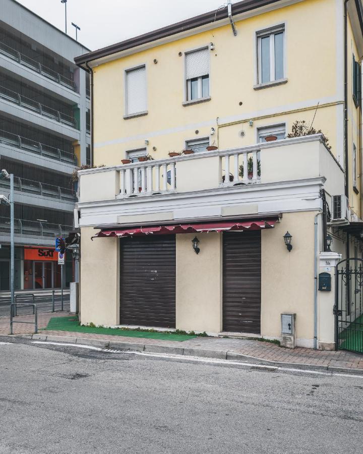 Bulldog Station Apartments With Private Wc, Ac, Tv Mestre Bagian luar foto